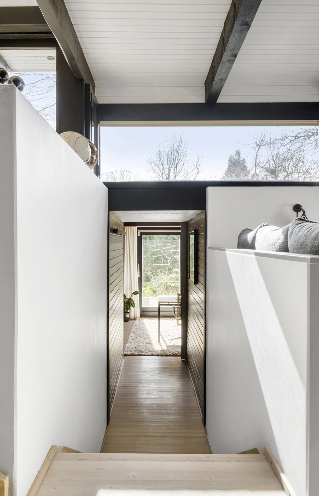 Trappe i modernistisk villa med fladt tag