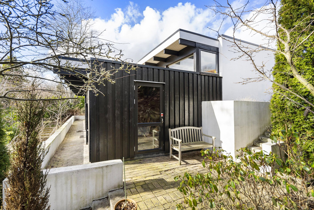 Smuk terrassekrog, modernistisk 60er hus, lækker havekrog i moderne hus. arkitekttegnet 60er hus