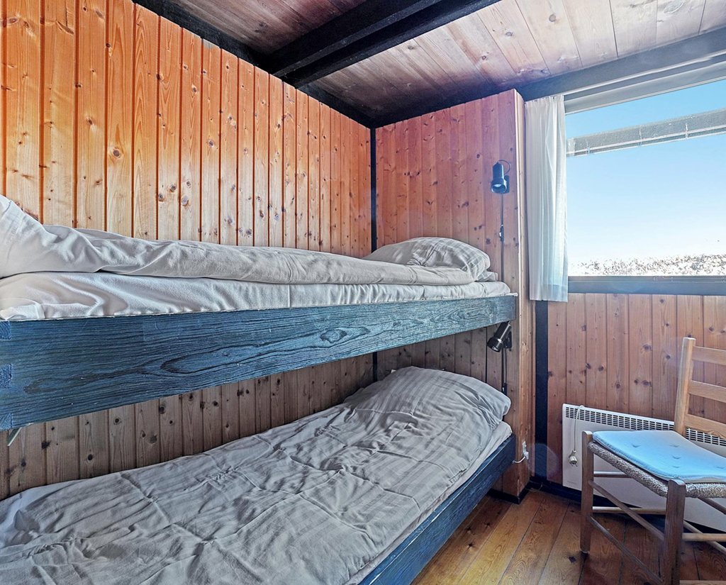 værelse med køjesenge i arkitekttegnet sommerhus