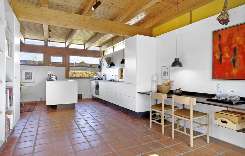 Arkitekttegnet 70er hus. arkitekttegnet køkken alrum. lyst køkken alrum. arbejdsplads i køkken