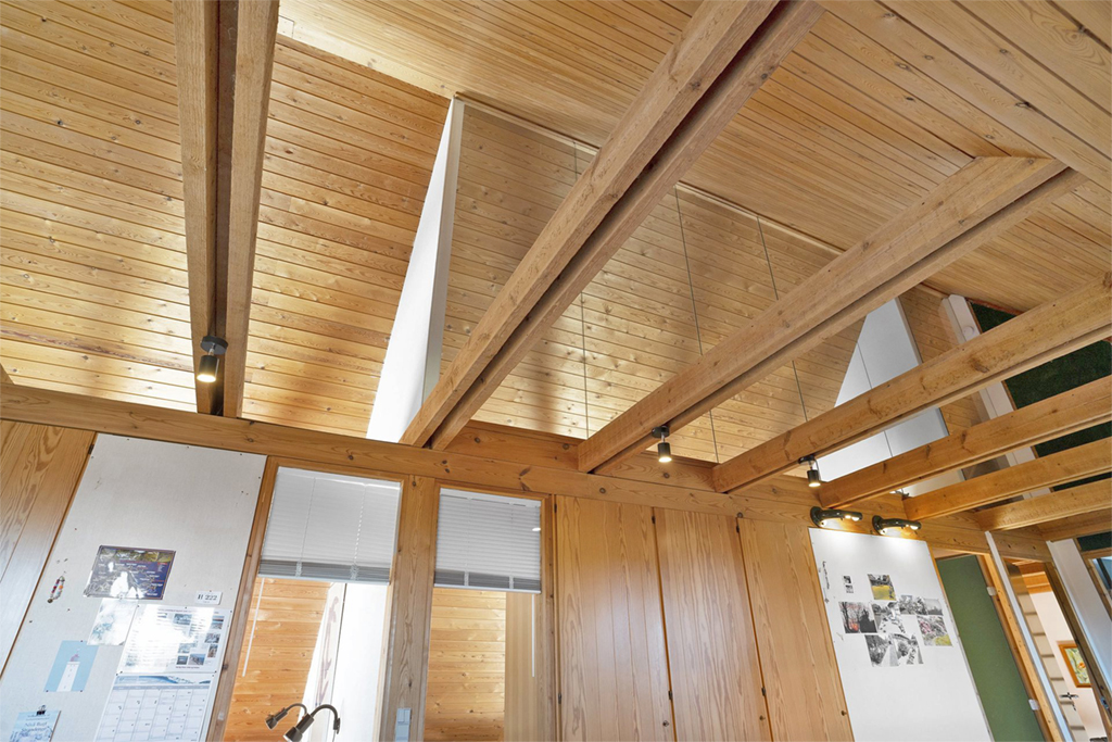 Åben til kip, arkitekttegnet 70er hus, frilagte spær,