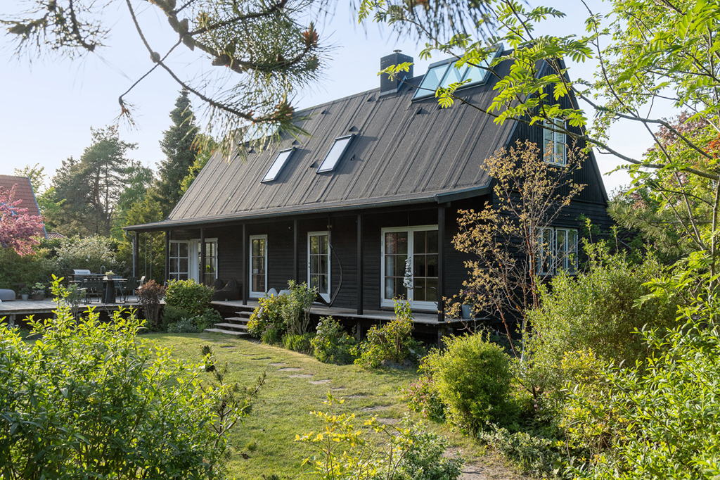 Træhus i smuk have