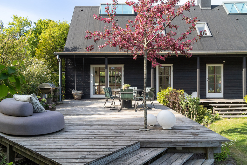 Sortmalet træhus med smuk terrasse, arkitekttegnet træhus