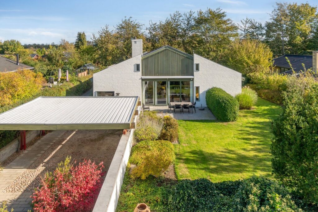 Arkitekttegnet hus, arkitekttegnet villa til salg i Farum, modernistisk hus, mesterværker i dansk arkitektur, Hvid pudset villa