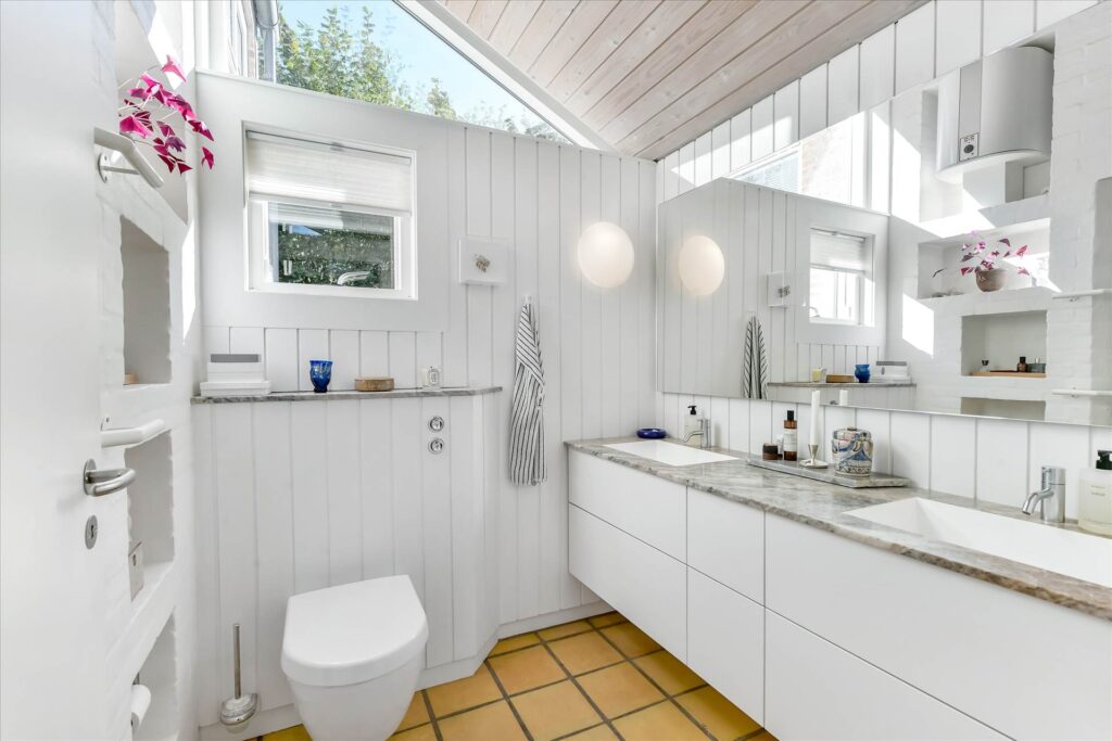 80er arkitektur, vandskurede vægge i køkken, arkitekttegnet villa til salg