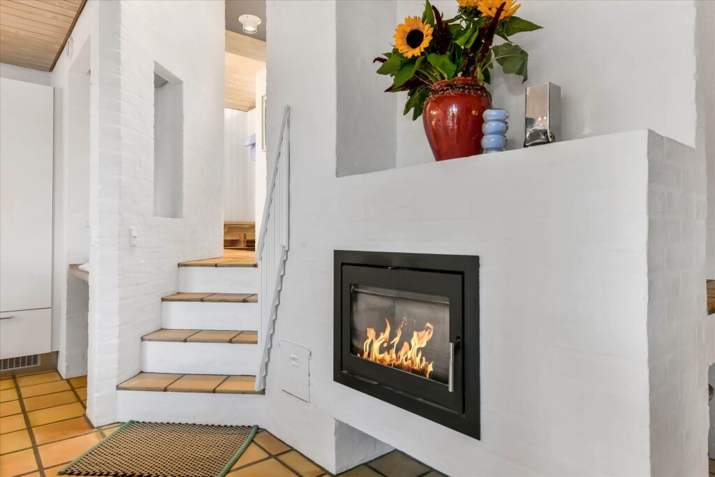 80er arkitektur, vandskurede vægge i køkken, arkitekttegnet villa til salg