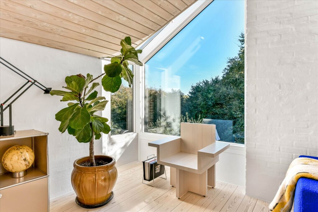 80er arkitektur, vandskurede vægge i køkken, arkitekttegnet villa til salg