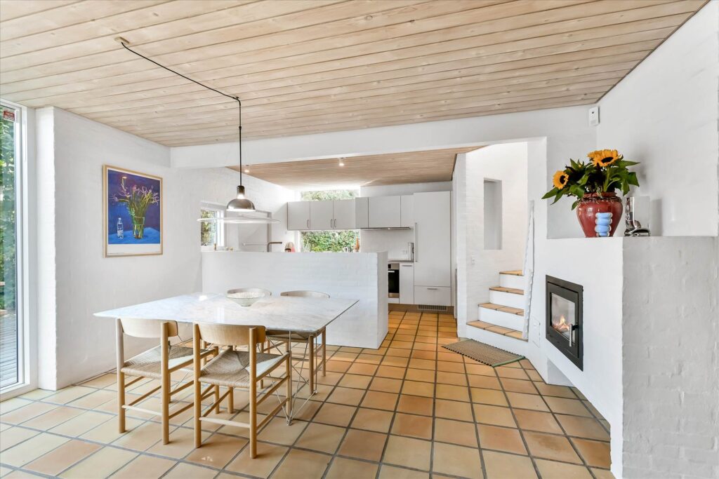 80er arkitektur, vandskurede vægge i køkken, arkitekttegnet villa til salg