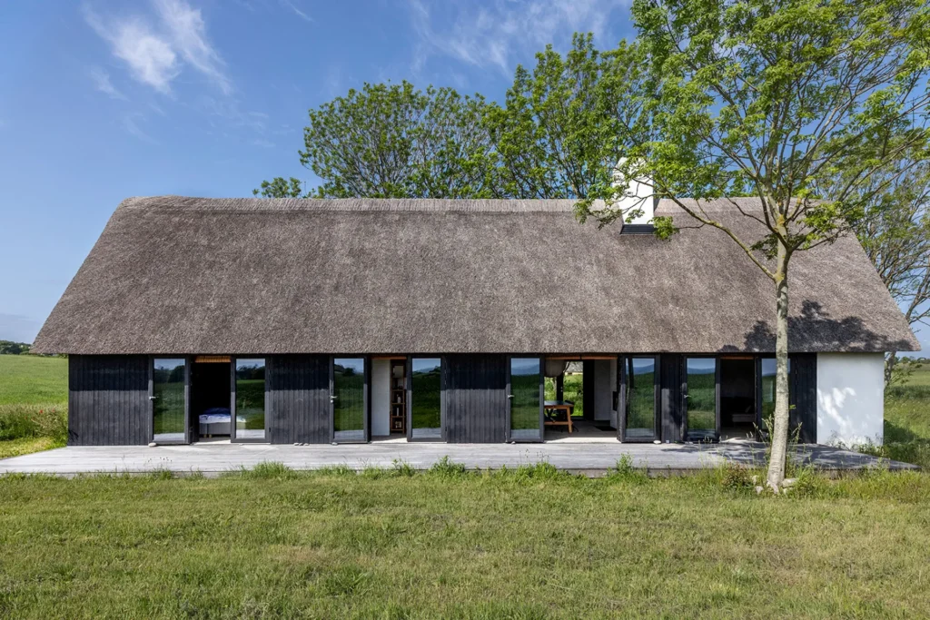 Arkitekttegnet sommerhus med stråtag