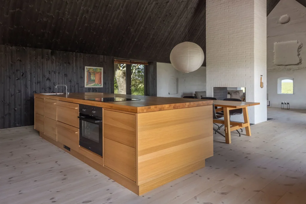 Snedker køkken i arkitekttegnet sommerhus